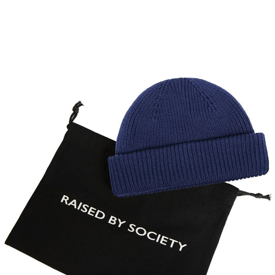Short fit fisherman beanie cotton. Navy color and RAISED BY SOCIETY  logo bag.